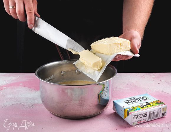 Когда все молоко будет полностью добавлено, и каша станет однородной, положите сливочное масло ТМ «ПравильноеМасло».<br />
 