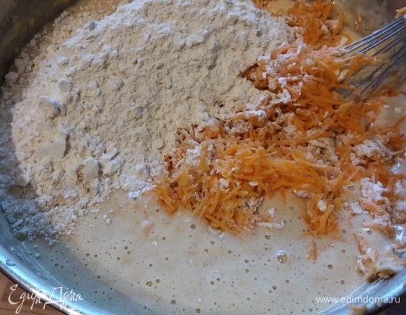 В жидкую составляющую в три раза вмешать яблочно-морковную смесь, чередуя с мучной. Взбивать ничего не надо, просто снять венчик и аккуратно перемешать. Можно использовать лопаточку.