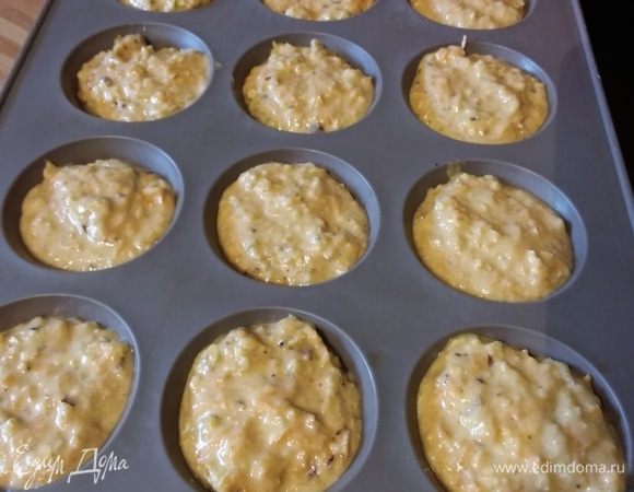 Формы для маффинов (если не силиконовые) смазать маслом и посыпать мукой. В силиконовые для подстраховки можно выложить бумажные вставки. Наполнить тестом до краев. Выпекать в заранее разогретой до 180°C духовке около 20 мин. Проверить на сухую палочку. Мои формы немного меньше стандартных, поэтому у меня получилось 16 маффинов. У вас количество может быть другим.