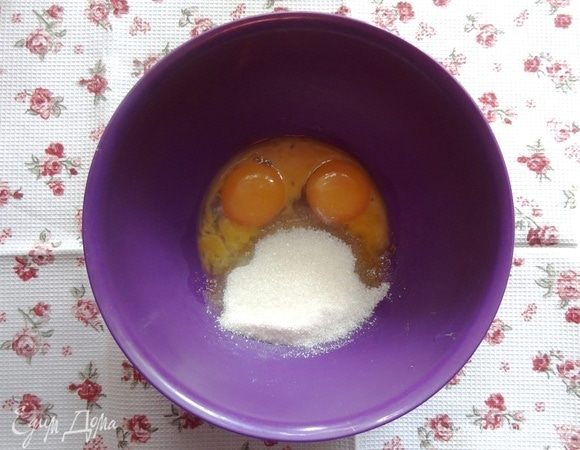 Желтки взбить миксером с 50 г сахара до получения светлой пышной массы.