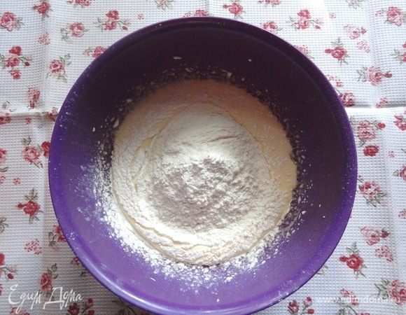 Добавить муку, разрыхлитель и ванилин, тщательно перемешать с помощью миксера.