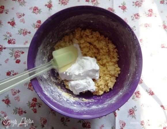 Ввести 2 ложки белковой массы, тщательно перемешать. Если тесто очень густое, на этом этапе также можно воспользоваться миксером.