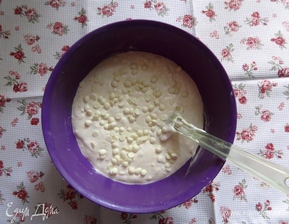 Оставшиеся белки ввести в два этапа, осторожно перемешивая лопаткой. Добиваться полной однородности не нужно. Добавить в тесто капли белого шоколада, осторожно перемешать несколькими движениями лопатки.