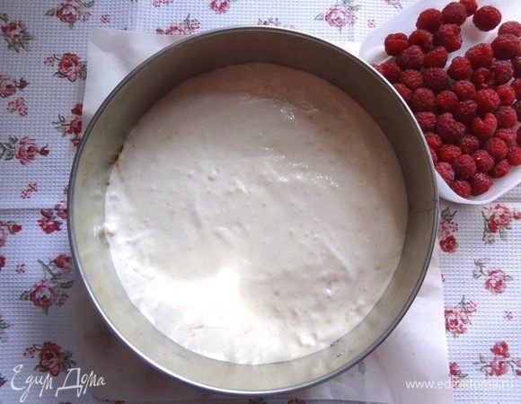 Дно разъемной формы застелить пекарской бумагой, собрать форму, вылить в нее тесто.