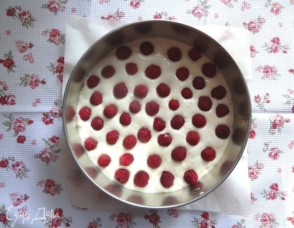 Сверху на тесто равномерно выложить ягоды.