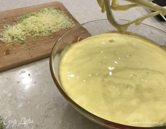 Желтки взбить с сахарной пудрой.