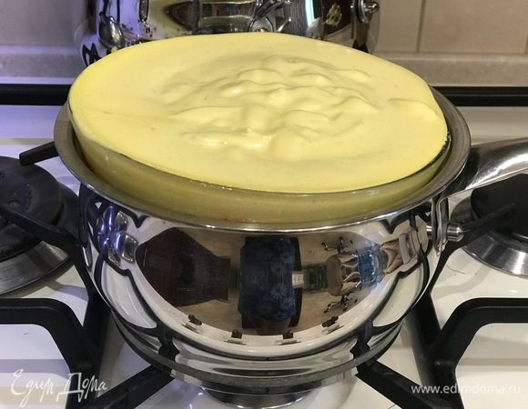 Поставить все на водяную баню и, непрерывно взбивая венчиком, довести массу до загустения.