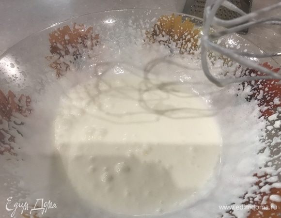 Сливки взбить в густую пену.