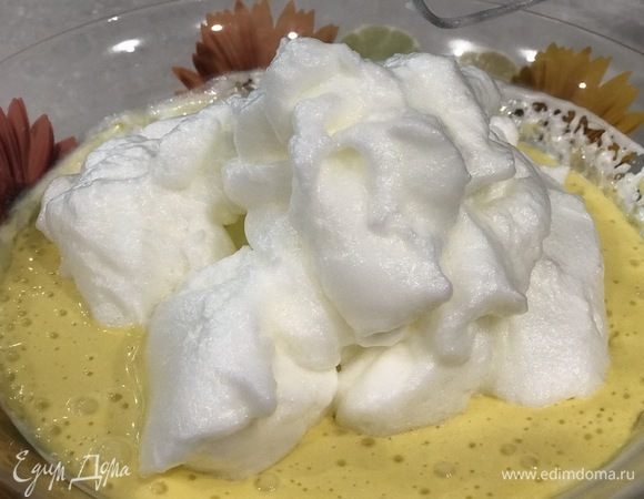 Белки взбить со щепоткой соли, ввести в получившуюся массу и вымешать.