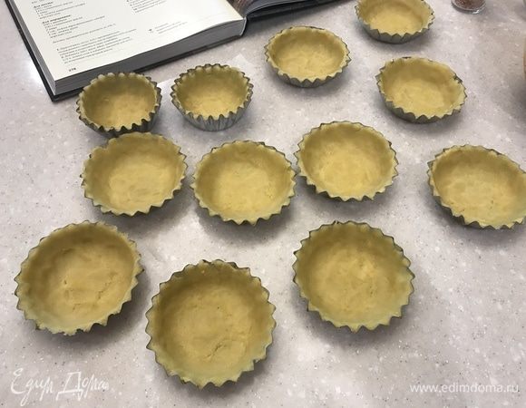 Выкладываем тесто в формочки для тарталеток и отправляем в холодильник на 40 минут.