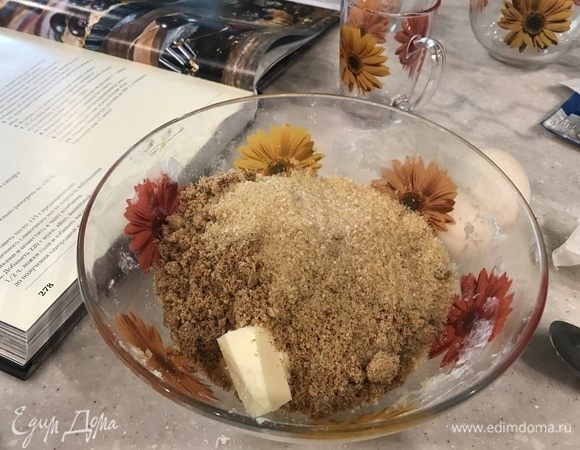 Готовим марципановую начинку: измельчаем миндаль в блендере, добавляем 100 г предварительно размягченного сливочного масла, сахар, щепотку соли и взбиваем до получения однородной массы.