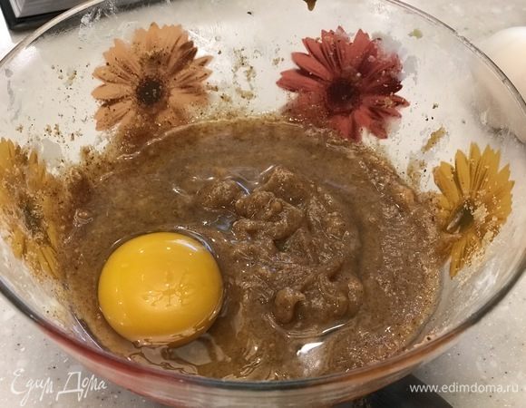 Не переставая взбивать, по одному ввести оставшиеся яйца.