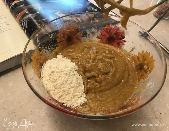 Всыпать 1 ст. л. муки и еще немного взбить.
