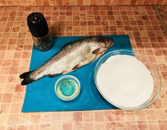 Подготавливаем наши ингредиенты, в данном случае я взяла форель.