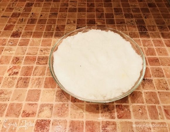 Смешиваем соль с водой.