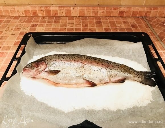 Делаем подушку из соли и выкладываем на нее нашу рыбку, предварительно натерев перцем.