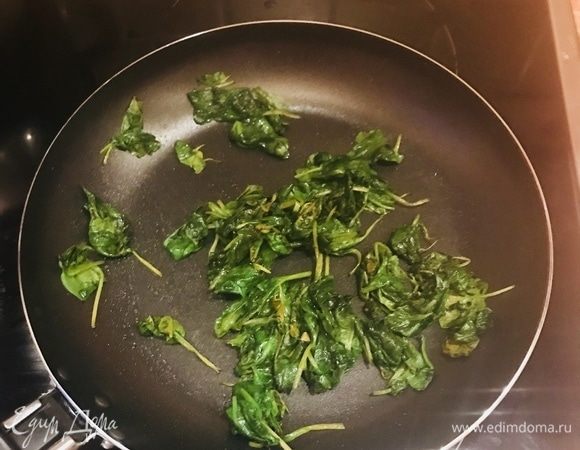 Шпинат слегка припускаем на сковороде.