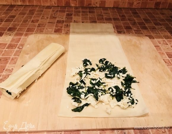 Разрезаем тесто на листы, какие нам нужны, в данном случае я их нарезала пополам.