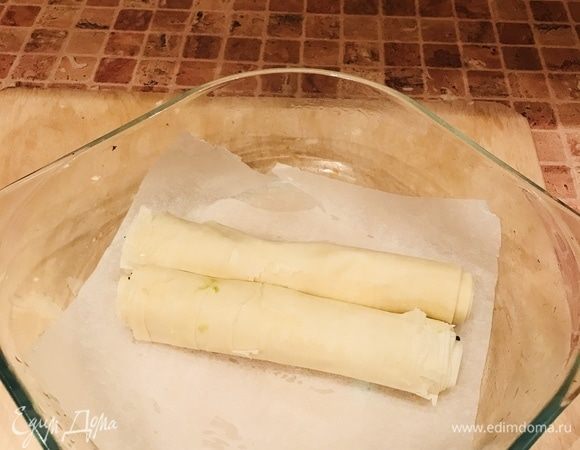 Скручиваем в трубочку и отправляем в духовку на 20 минут при 180°C.