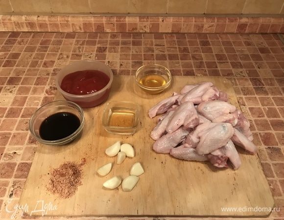 Подготавливаем ингредиенты, смешиваем специи.