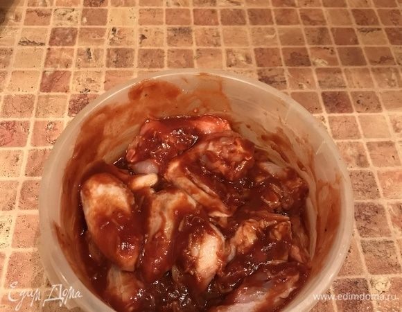 Крылья заранее подготавливаем. Отрезаем крайнюю часть. Перемешиваем крылья с полученным соусом. Оставляем на 30 минут в соусе.