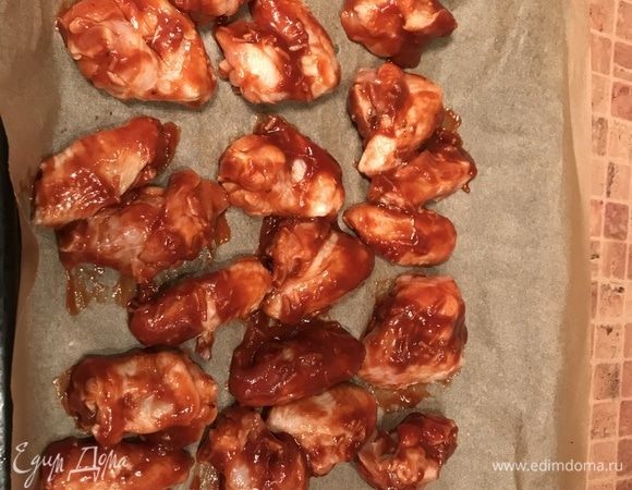 Застилаем противень бумагой. Крылышки выкладываем на противень, оставляем немного соуса. Ставим в духовку на 15 минут при температуре 200°C. Через 15 минут переворачиваем крылышки, смазываем оставшимся соусом. Ставим в духовку еще на 10–15 минут. Все готово)