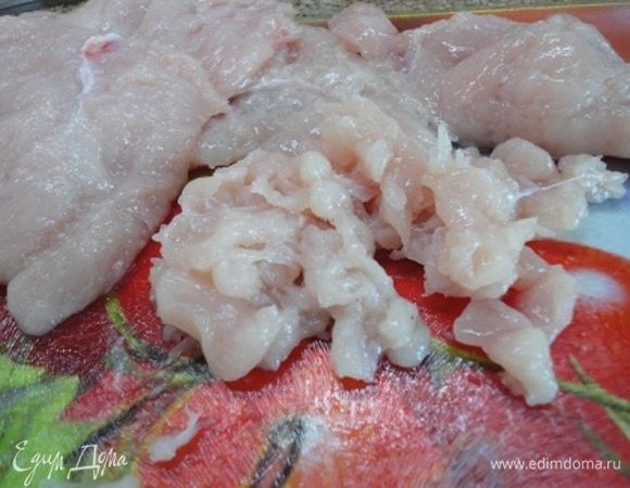 Включаем духовку на 180°C. Как и было рекомендовано, я отбила слегка куриное филе и нарезала ножом как можно мельче.