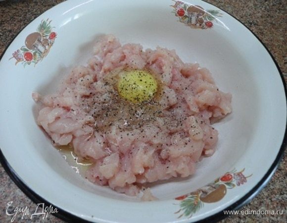 Добавляем яйцо, щепотку соли, свежемолотый перец по вкусу, перемешиваем, слегка отбивая в руках.