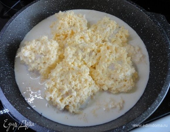 Заливаем соусом бонбоны и уже в обычном режиме запекаем еще 15–20 минут до золотистой корочки.