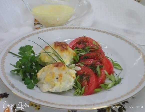 Я подавала с овощами. Соус можно подать отдельно в соуснице.