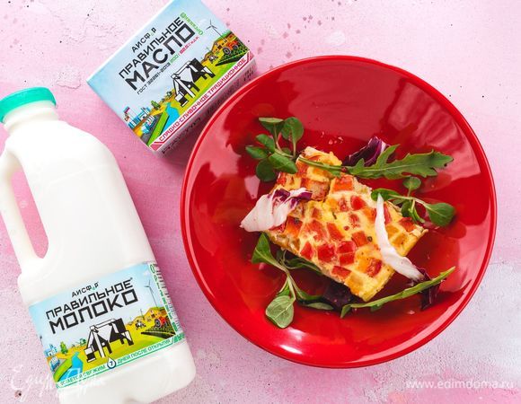 Когда омлет станет упругим, можно выключать духовку. Остудите омлет на решетке, достаньте из формы и нарежьте на порции. Привычное блюдо в оригинальной подаче понравится всей семье! Приятного аппетита!