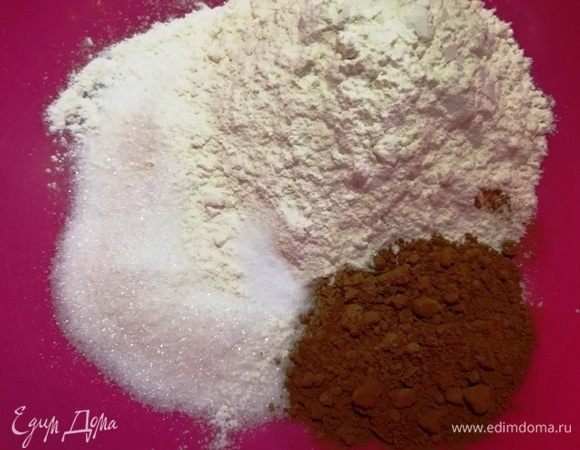 Отмеряем муку, сахар, какао-порошок и соль. Перемешиваем.