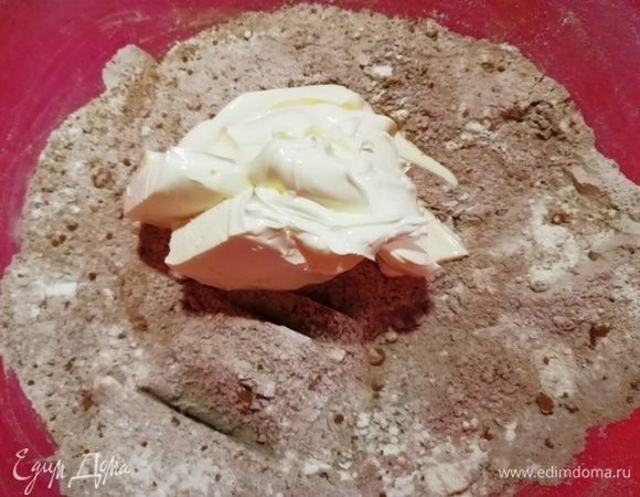 Добавляем маргарин комнатной температуры.