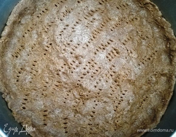 Распределяем тесто по форме, накалываем, отправляем в духовку на 15 минут, температура — 180°C.