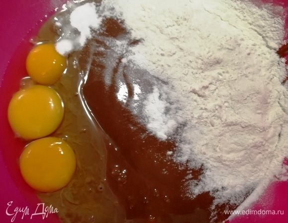 Для начинки потребуется 3 яичных желтка, крахмал, ванилин и 2 банки сгущенного какао.