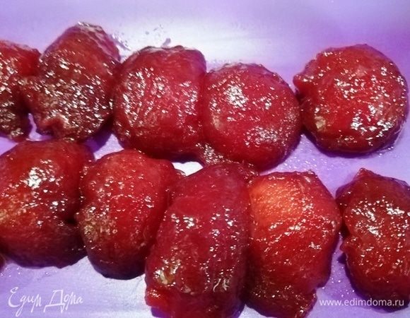 Сливы очищаем от шкурки, разрезаем пополам и вынимаем косточку.