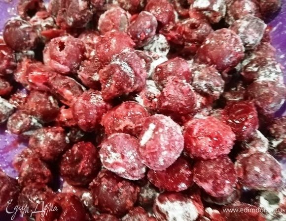 Неразмороженную вишню без косточек обваливаем в смеси крахмала и сахарной пудры.