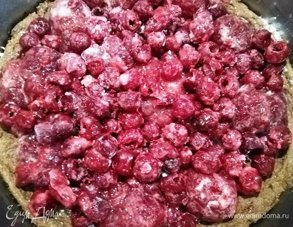 Вынимаем песочную основу из духовки и произвольно распределяем вишню и сливу.