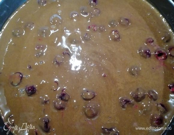 Заливаем смесью из сгущенного какао. Отправляем в духовку на 40–45 минут. Температура — 180°C.