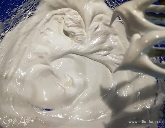 Через 5–7 минут добавляем лимонный сок и взобьем еще 1 минуту.