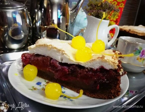 Подаем тарт в теплом виде, украсив коктейльными вишнями.