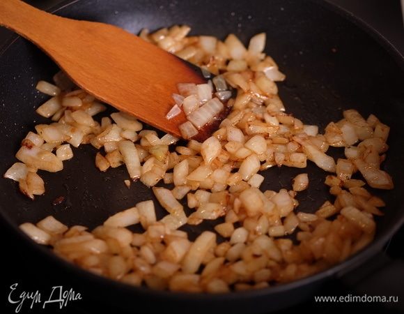 Лук мелко нарезать и обжарить на смеси сливочного и растительного масла до золотистого цвета.