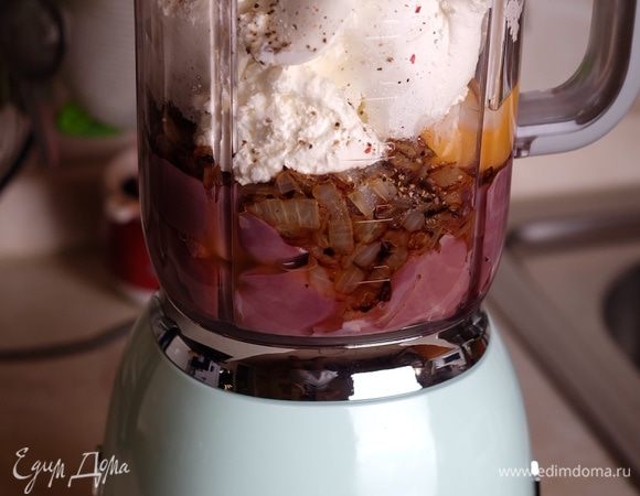 В чашу блендера выложить печень, обжаренный лук, вяленые томаты, творожный сыр, разбить яйцо, все посолить, поперчить и добавить молотый мускатный орех (щепотку примерно).