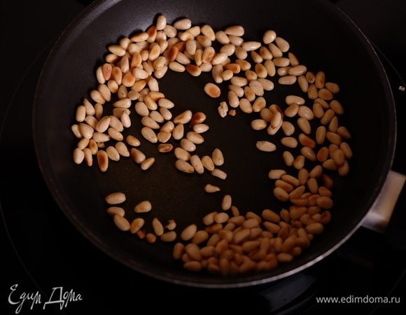 Кедровые орехи слегка поджарить.