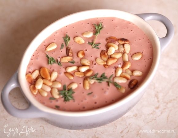 Разлить полученную массу по керамическим формам для запекания, посыпать кедровыми орешками и разложить листики тимьяна.