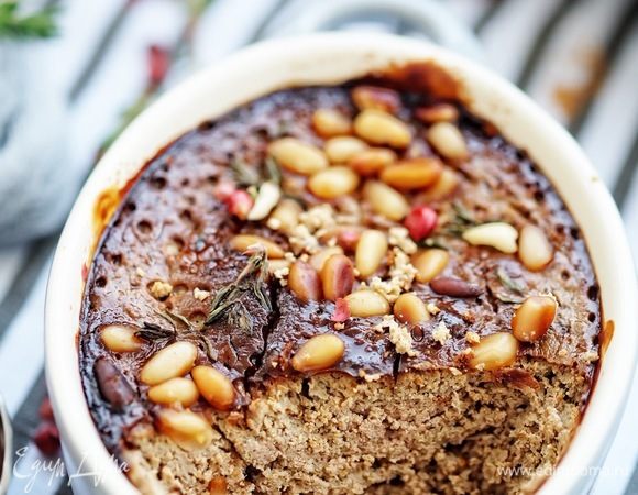 Духовку разогреть до 180°C. Запекать паштет (ничем не накрывая) около 40–50 минут до коричневой корочки и готовности. Ориентироваться на объем ваших форм, времени может понадобиться больше/меньше. Готовый паштет остудить, затем поставить в холодильник для стабилизации.