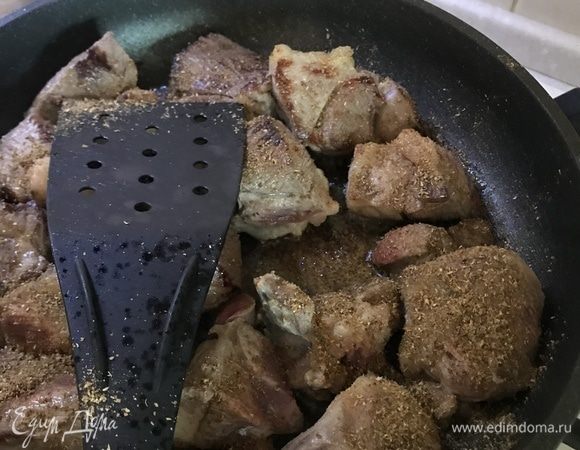 В глубокой тяжелой кастрюле растопить сливочное и оливковое масла и обжарить куски ягнятины со всех сторон до золотистой корочки.