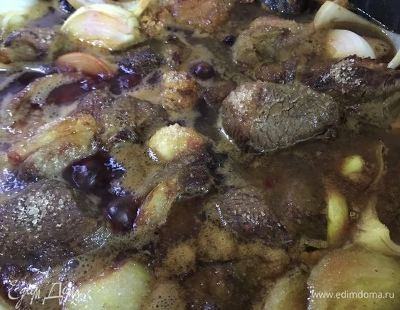 Добавить сахар и лавровый лист и томить ягнятину еще час, не накрывая крышкой.