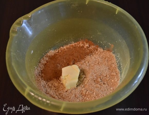 Орехи и овсяную крошку предварительно смолоть в блендере. Соединить сухие составляющие: муку, овсяные хлопья, сахар (2 ст. л.), корицу, орехи со сливочным маслом (70 г). Растереть руками смесь до состояния крошки.