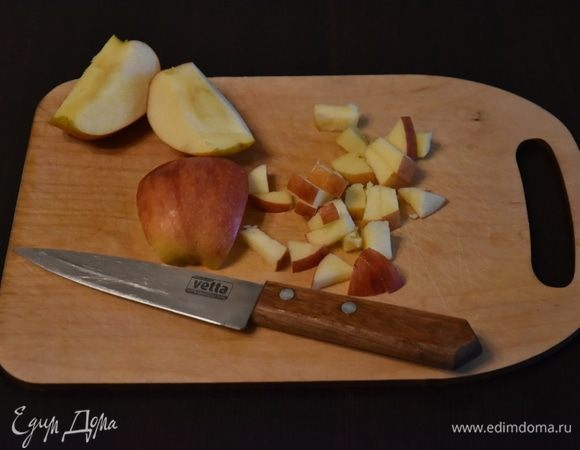 Яблоки освободить от сердцевины и нарезать кубиком. В сотейнике разогреть сливочное масло (1 ст. л.), выложить яблочные ломтики, посыпать небольшим количеством сахара (1 ст. л.) и на медленном огне потомить минуты 2–3. Добавить клюкву. Через 2 минуты снять сотейник с огня.